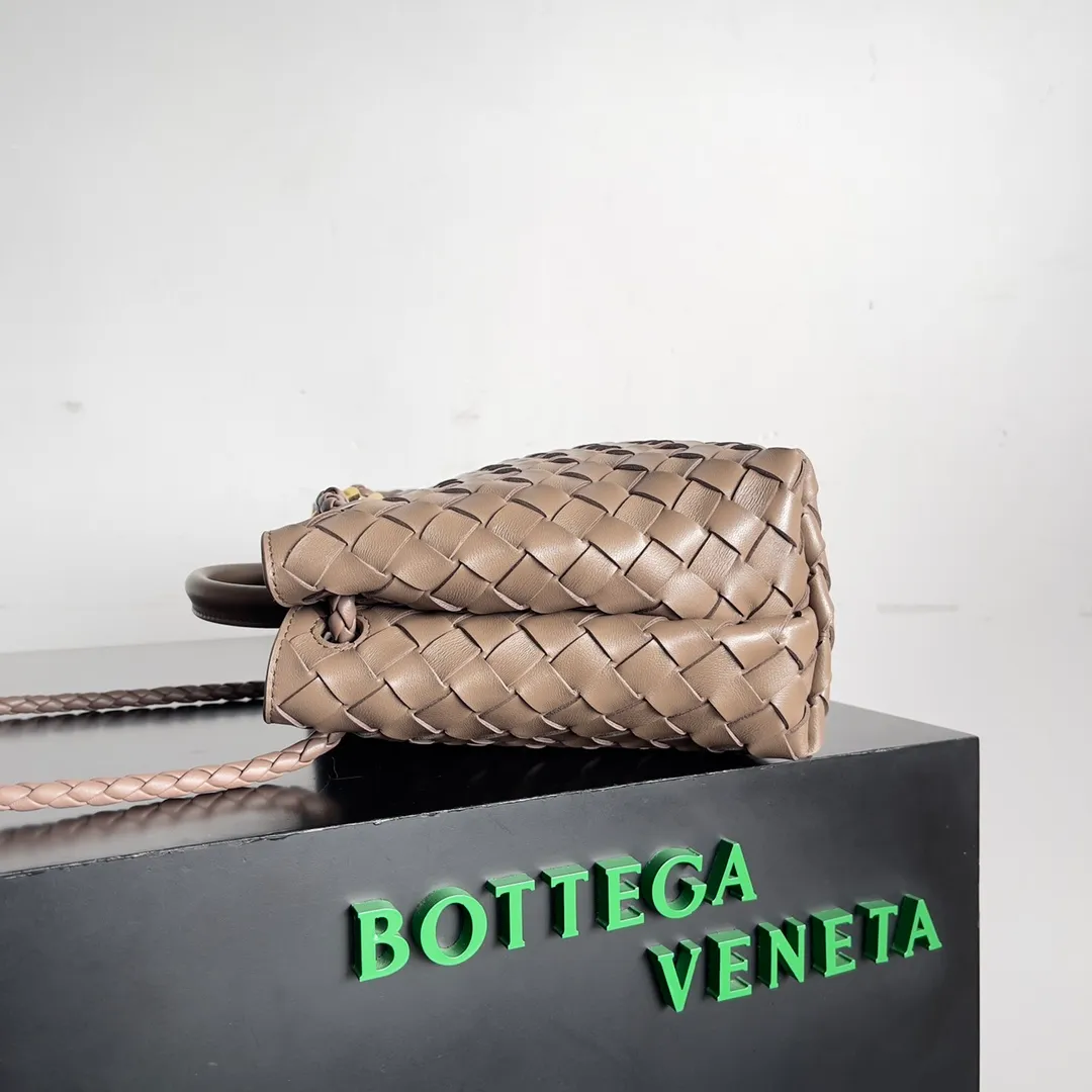 The 2023 new Andiamo batch of 1860 BV has been shipped‼ ️Really popular🔥The new Andiamo woven handbag launched by Bottega Veneta this season is really popular all over the world! ! Celebrities at home and abroad have worn it, and Oscar-winning actress Michelle Yeoh has taken it out on the street. Song Jia, Trai Yara, Yu Feihong, Sanji Ayaka, Rosie Hunting-Whiteley, Yoshioka Riho, etc. have all picked up this bag. It is classic and versatile, showing off its temperament, and the bag capacity is also large, which is very convenient for daily commuting! ! A variety of carrying methods, the shoulder straps can be adjusted by yourself, the original lambskin feels soft and delicate, and the neutral style is made to break gender boundaries and bring a more practical and longer-lasting use experience. Andiamo, which has both elegant and casual styles, perfectly interprets the true appearance of "fashionable old money style". Style number: 743568 Size: 25*22*10.5cm